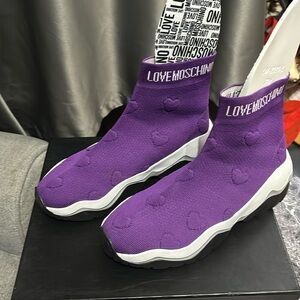 Worn 1x if you wear a 8/2 this will be perfect I wear a 9 it's was just there